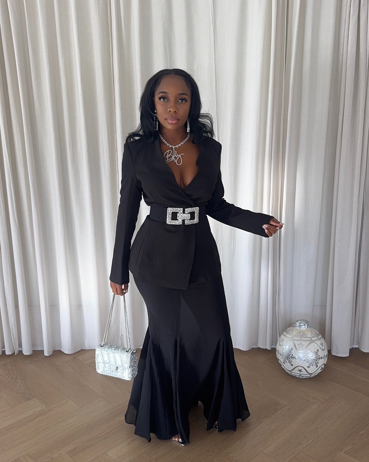 The Noir Executive : Set