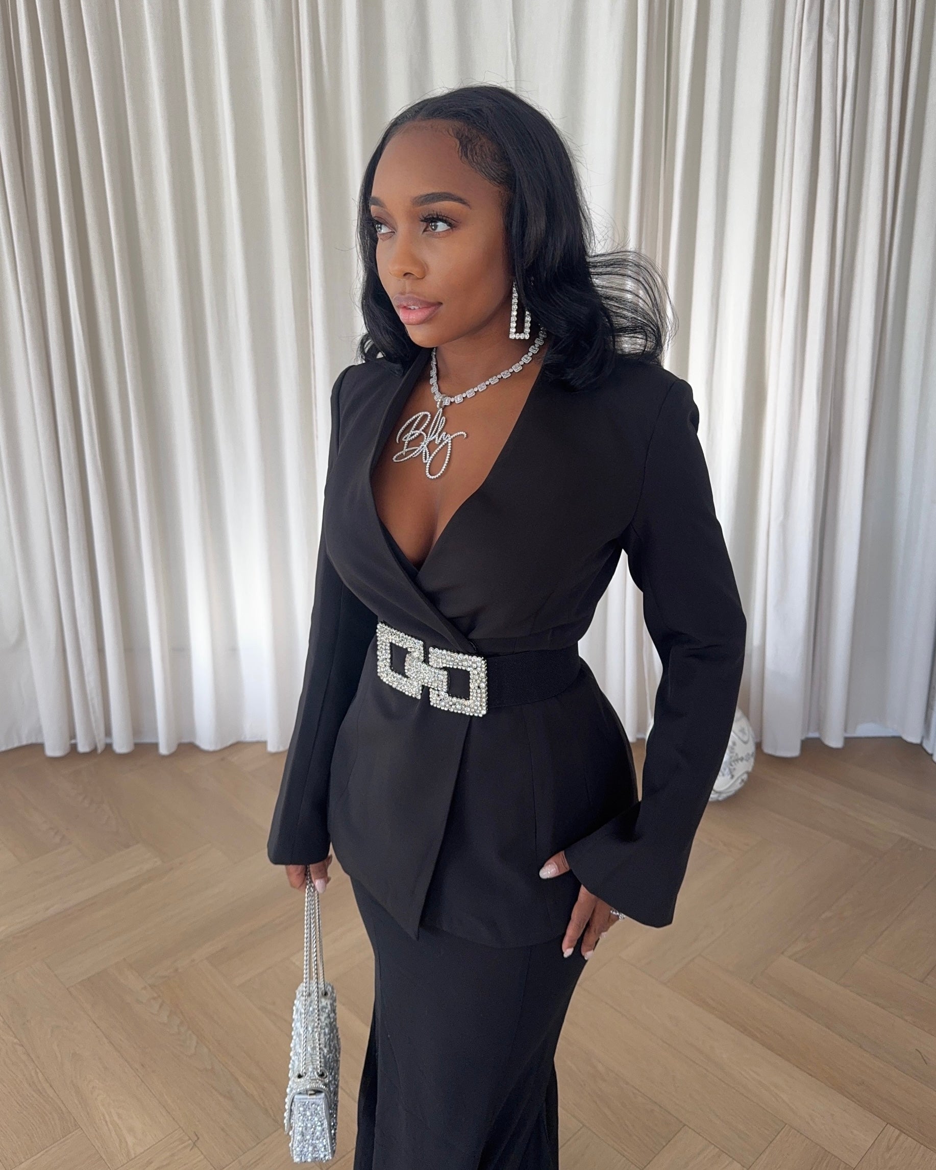 The Noir Executive : Set