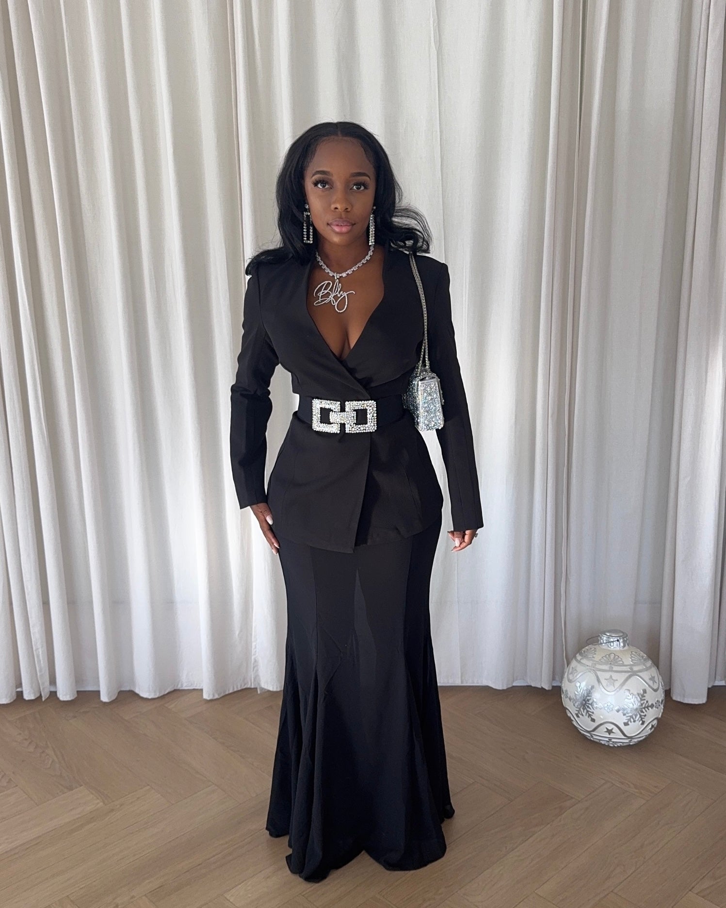 The Noir Executive : Set